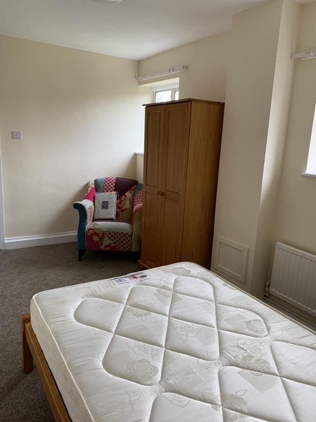Large double bedroom to let Main Photo