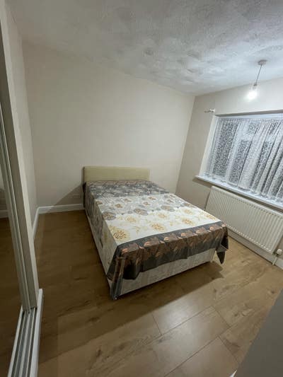 Large double bedroom to let in nice clean house.  Main Photo