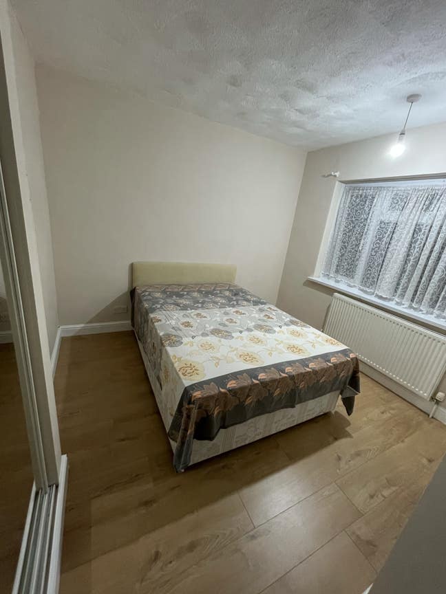 Large double bedroom to let in nice clean house.  Main Photo