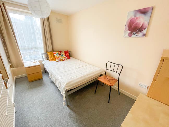 Double Room in Redhill Town Centre| Peaceful House Main Photo