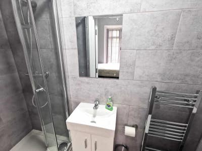 ** Lovely Modern En Suites - All Bills Included! Main Photo