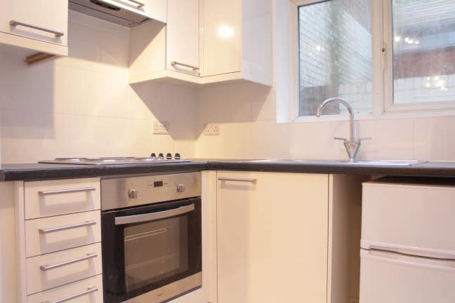 + Renovated Studio Flat in Kensington + Main Photo