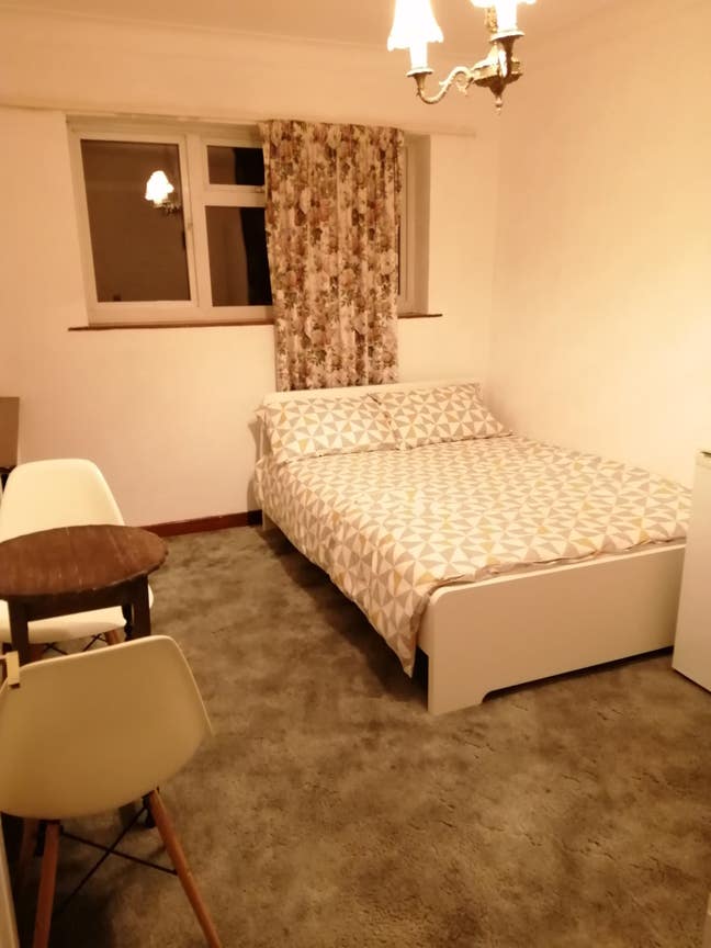 Good size double room in superb location Esher Main Photo