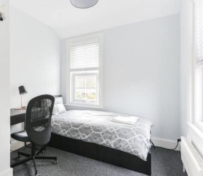 Lovely room right next to Aldi and town Main Photo