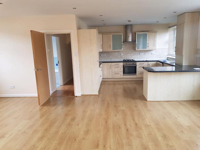 2 Bright rooms available in a quiet & cosy flat! Main Photo