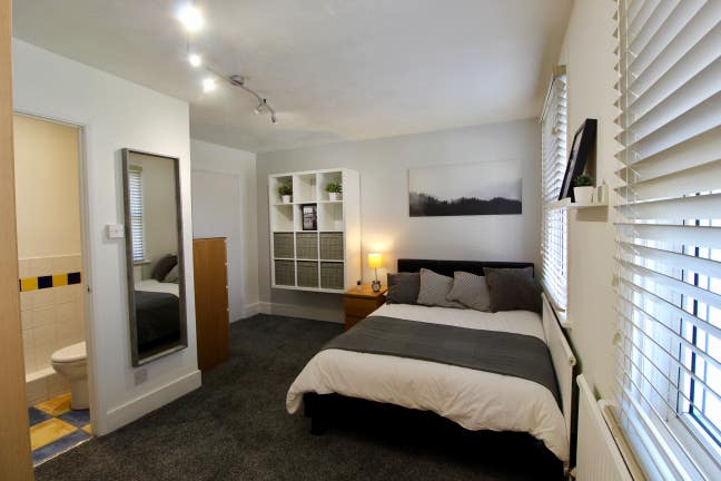 ✨Ensuite 🛁, in Female Clapham Junc. Houseshare✨ Main Photo