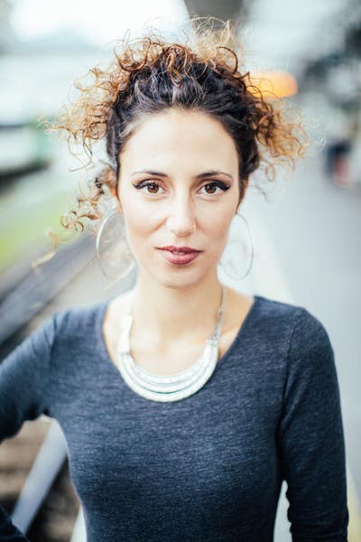 Professional female looking for a double STUDIO Main Photo