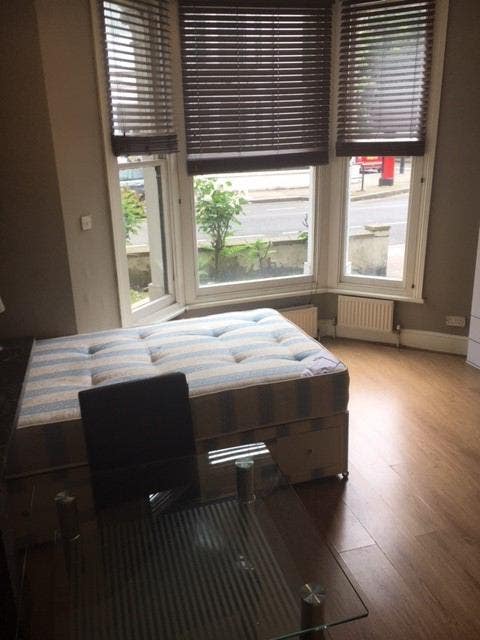 Large double bedsit in West Kensington  Main Photo