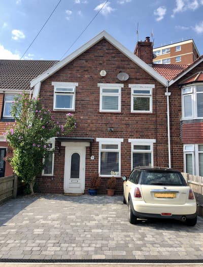 Double room in friendly house share Main Photo