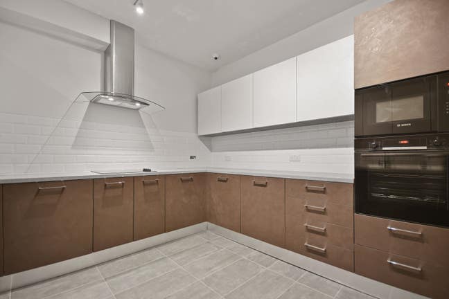 Modern HMO comprising of 8 ensuite rooms Main Photo
