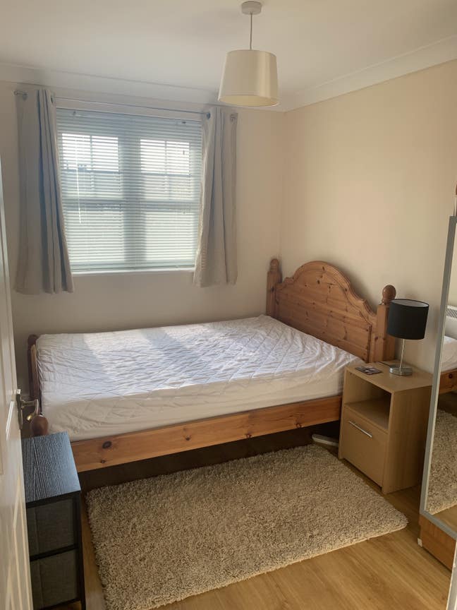  Comfy double room by hospital in modern flat    Main Photo