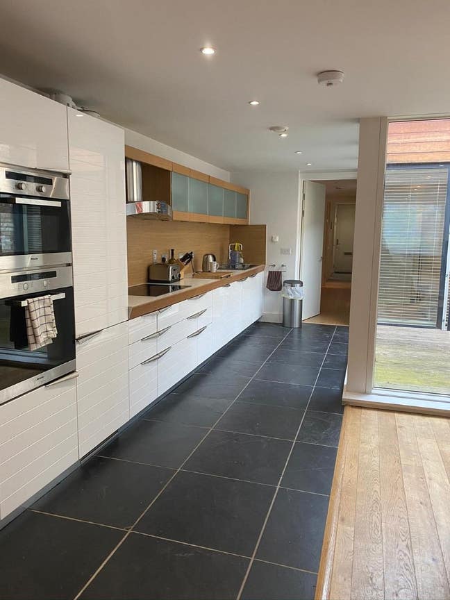 2 double bedrooms and a double bedroom w/ en-suite Main Photo