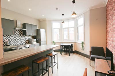 Large Double Room with en-suite - Great Location Main Photo