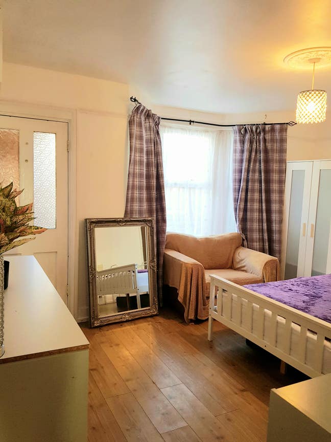 Spacious Double Room now Available Main Photo