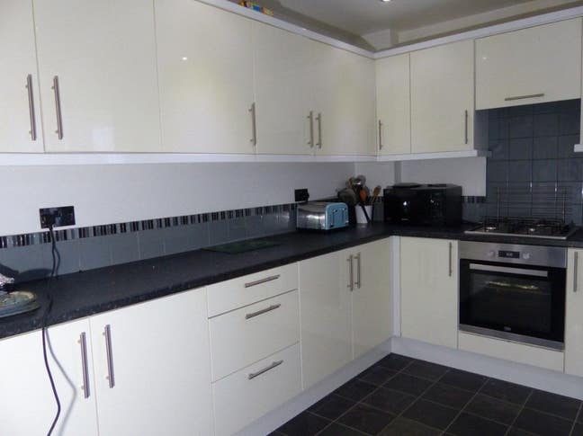 One Room Available – Share with 3 Male Students Main Photo
