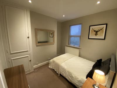 Refurbished Townhouse 200Yds from High Street (MH) Main Photo