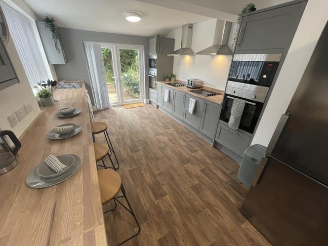 🚿 En-suite & Kitchenette Coming Soon! 🥳 Main Photo