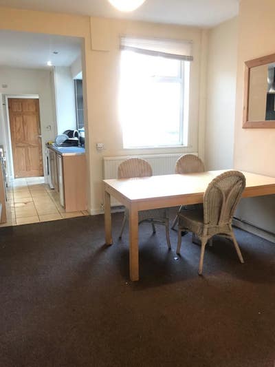 Large, Bright Double Room - All Bills Included! Main Photo
