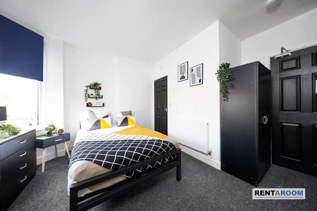 *Ensuite Double Room Right Next to the Hospital* Main Photo