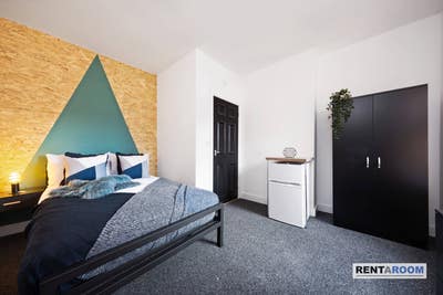 *Ensuite Double Room Right Next to the Hospital* Main Photo