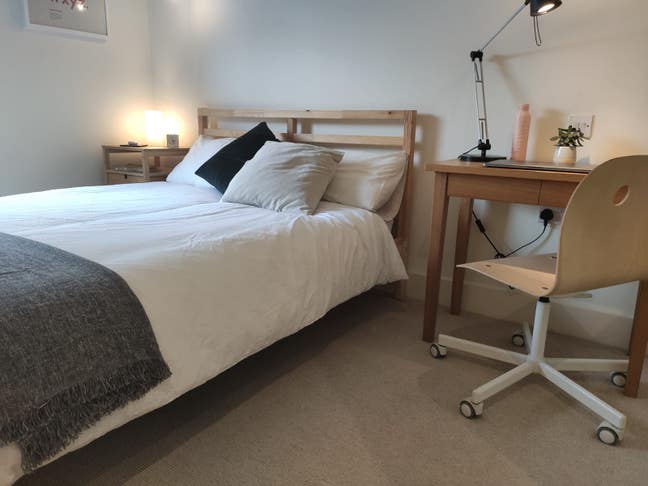 Spacious comfortable room with ensuite  Main Photo