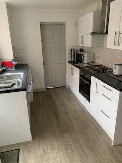 Spacious Immaculate room with en suite  Main Photo