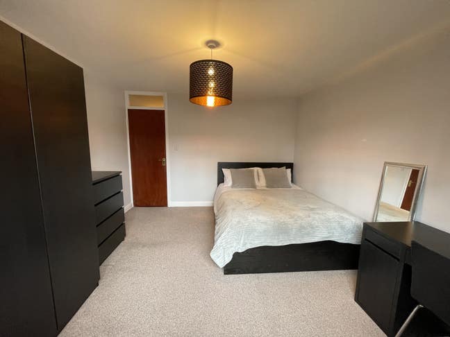 Large double room  with En-Suite Shower  Main Photo