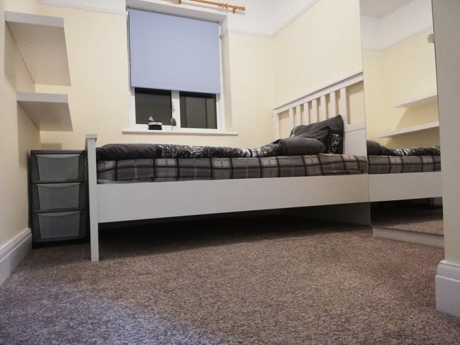 Amazing double bedroom in Morden Main Photo