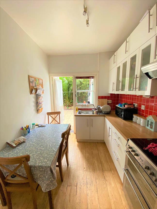 Double Room Available/3 Bed Garden House Main Photo