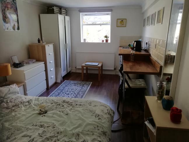 Brixton Modern Ensuite with kitchen station  Main Photo