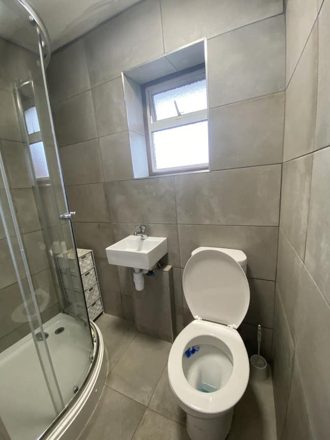 Single room for only £450 Main Photo