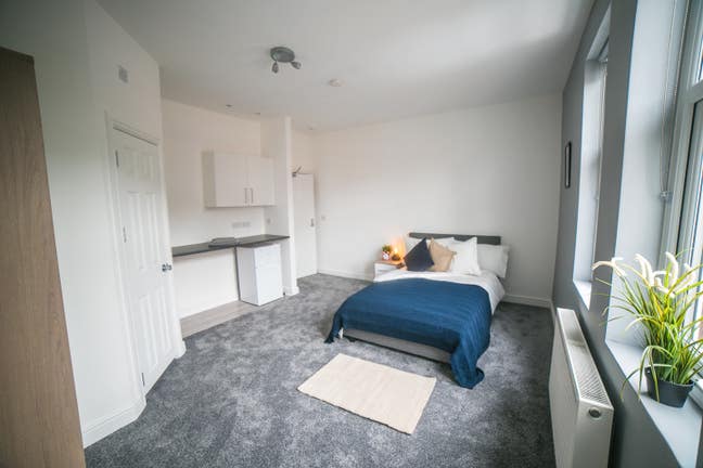 Wood End Rd | Studio Rooms | En Suite/Food Prep Main Photo