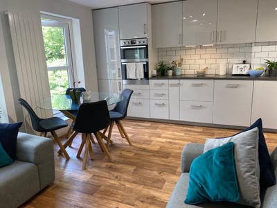 Ensuite Room - 765 p/m Inc bills GL53  Main Photo