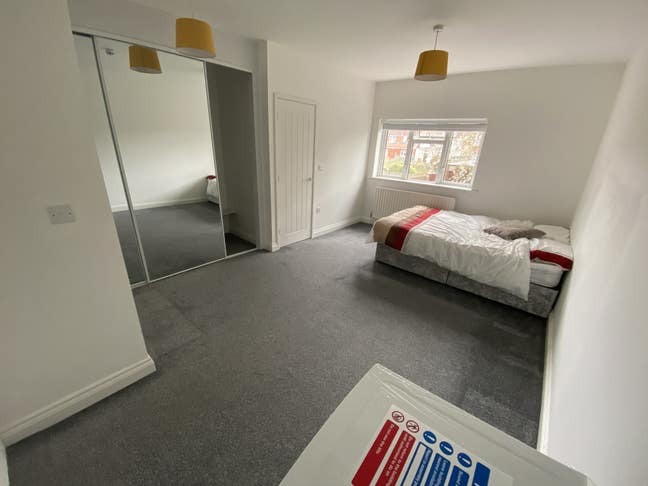 Generous Double Ensuite Room available RG2 313.1.5 Main Photo