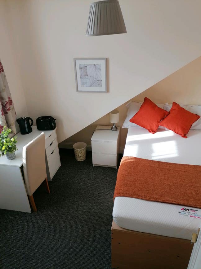 *New Double Bed with storage under* Sooo Comfy!! Main Photo