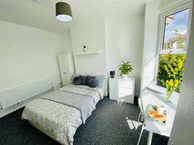 Freshly Renovated Double-Bed Room Main Photo