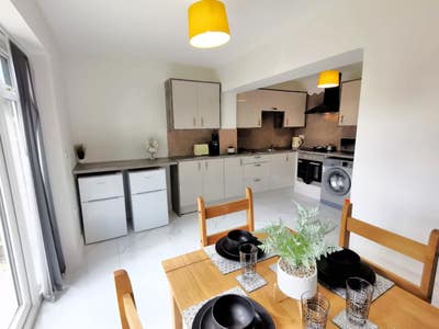 ** Lovely New Modern Rooms - All Bills Included!  Main Photo