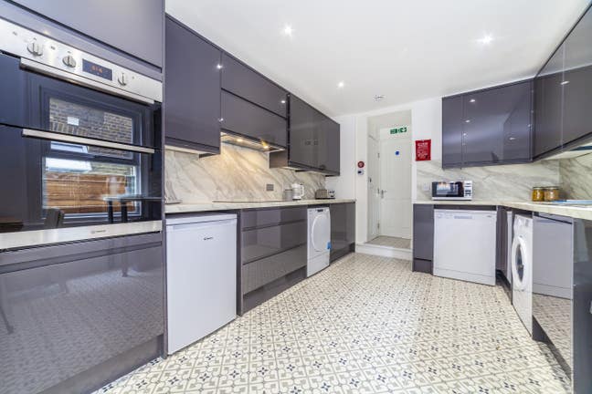 Beautiful Home - Cozy Ensuite Room Available Main Photo