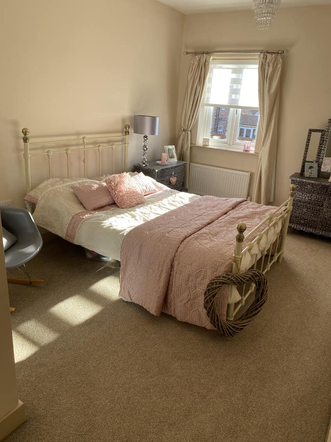 Double room to let, private bathroom.  Main Photo