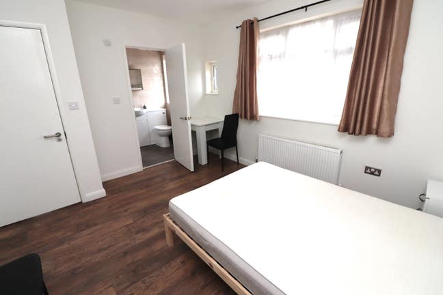 Modern en-suite room  in Kingsbury  Main Photo