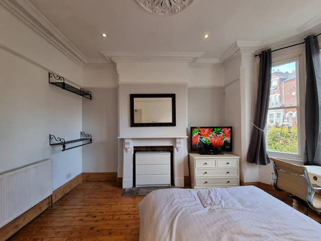 Stunning double near city centre Main Photo