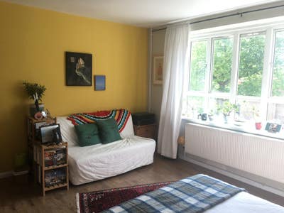 Extra Large Double Room in Morden Main Photo