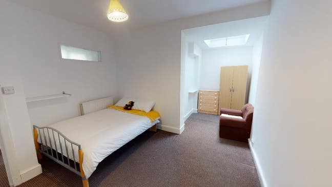 Spacious Double Room for 1 Person.All Bills Includ Main Photo