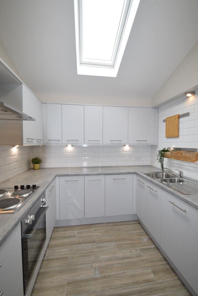 First floor front bedroom, 9 Broxholme Road. Main Photo