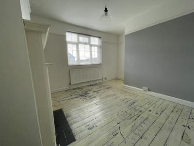 Central Cam 1-Bed Flat Garden &  Lounge/Kitchen Main Photo