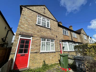 Central Cam 1-Bed Flat Garden &  Lounge/Kitchen Main Photo
