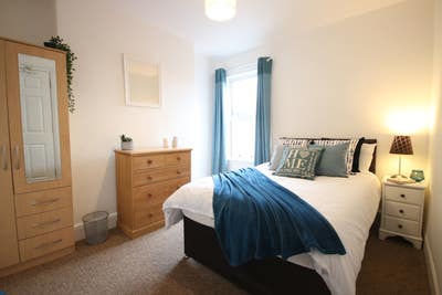 Sunny double room HUGE shared living space Main Photo