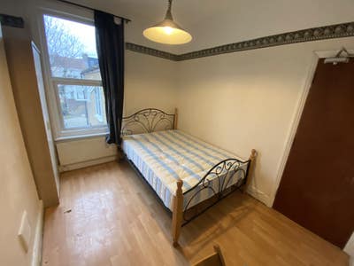 Large Double Room | 2 Mins to Leyton Tube | All In Main Photo