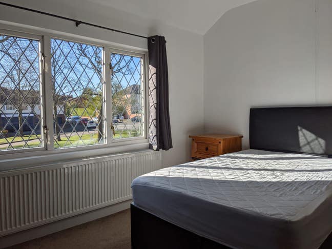 Good Transport Links & Spacious Main Photo