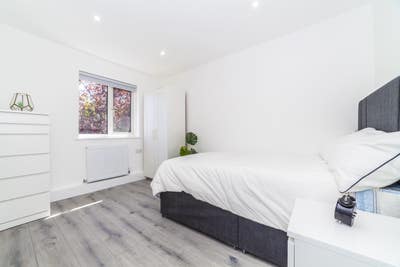 Elegant En‑Suite Room in a Cozy House Main Photo